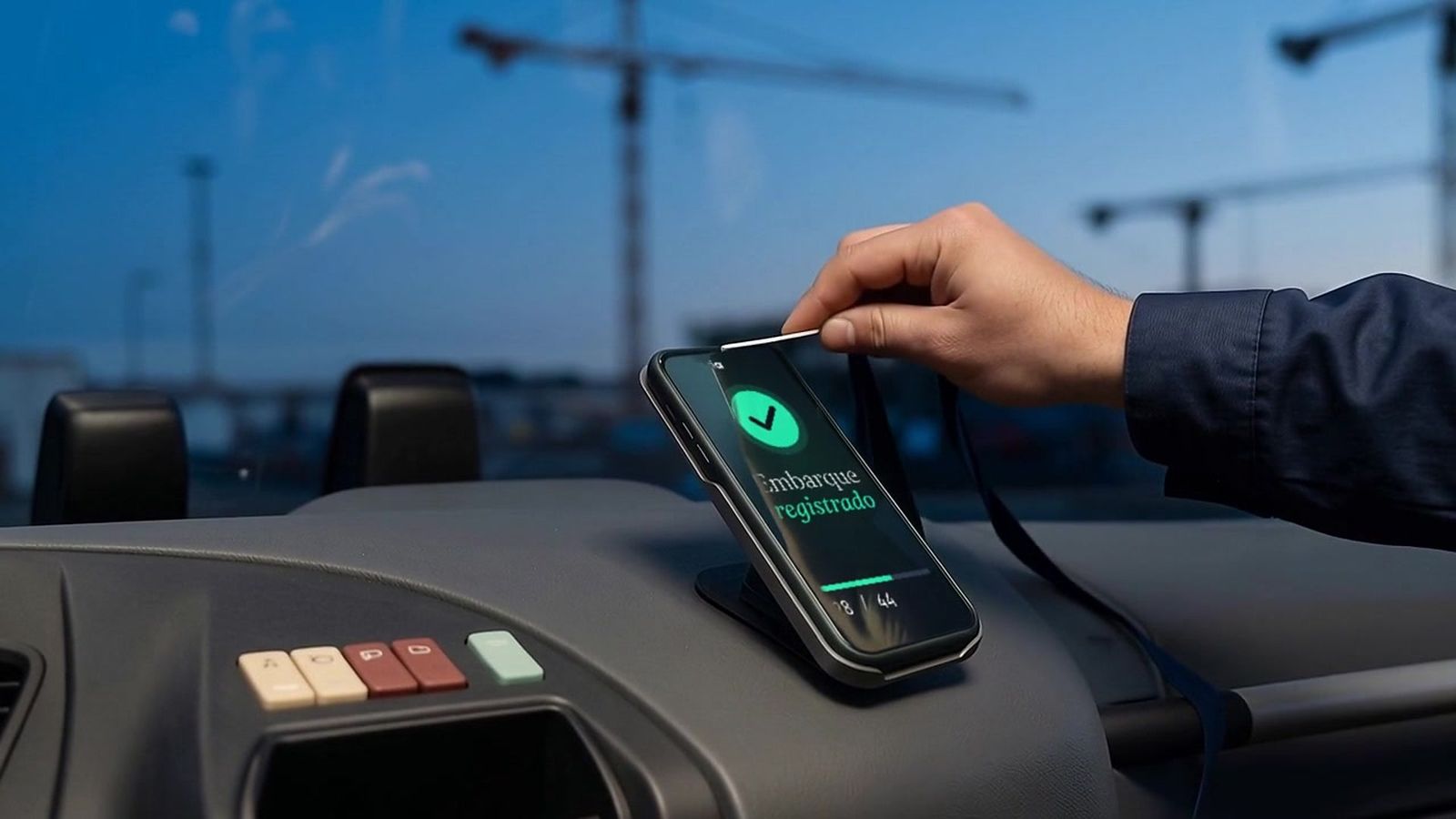 Crachá encostado na parte de trás do smartphone no painel do ônibus; a tela mostra embarque registrado